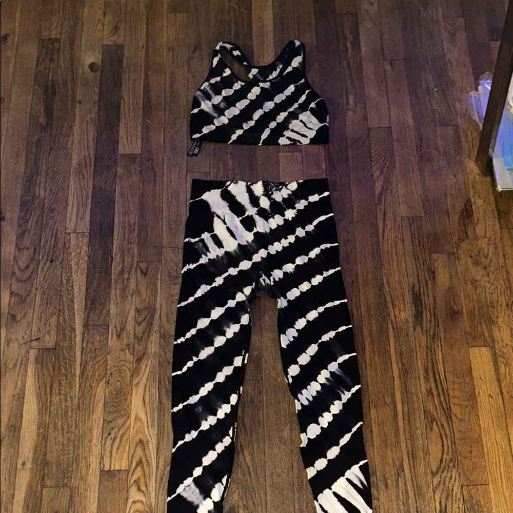 PINK Victoria's Secret Black and White Tie-Dye Leggings Set